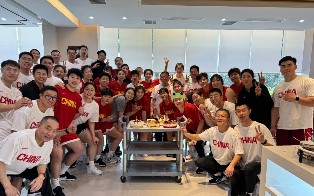 爱游戏体育官方-组图：中国女篮备战波黑宫鲁鸣给张子宇开小灶的简单介绍