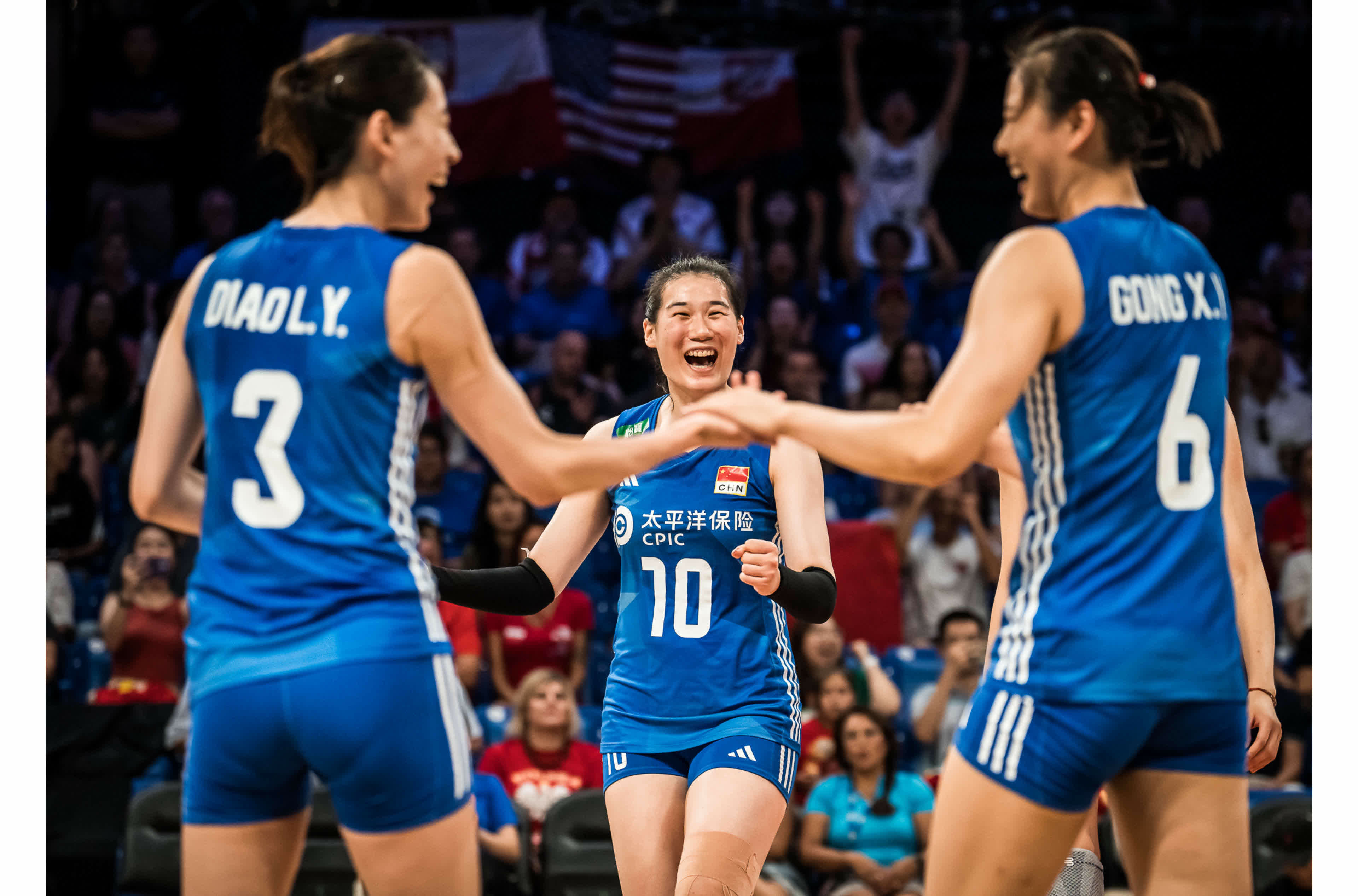 惊天大逆转！世联赛-中国女排3-2美国队
